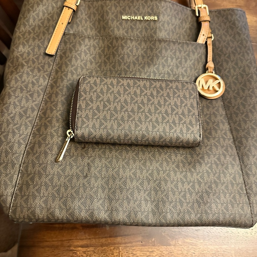 Michael Kors Large East West Tote  with matching wallet . - Picture 2 of 12